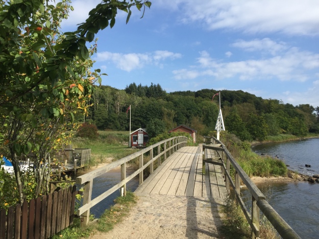 Eine Grenze, wie sie idyllischer nicht sein kann: Eine schmale Holzbrücke verbindet, nicht trennt Deutschland und Dänemark am Grenzstein 1.